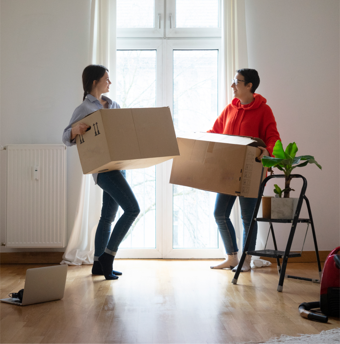 Pareja mudándose a una casa que compraron