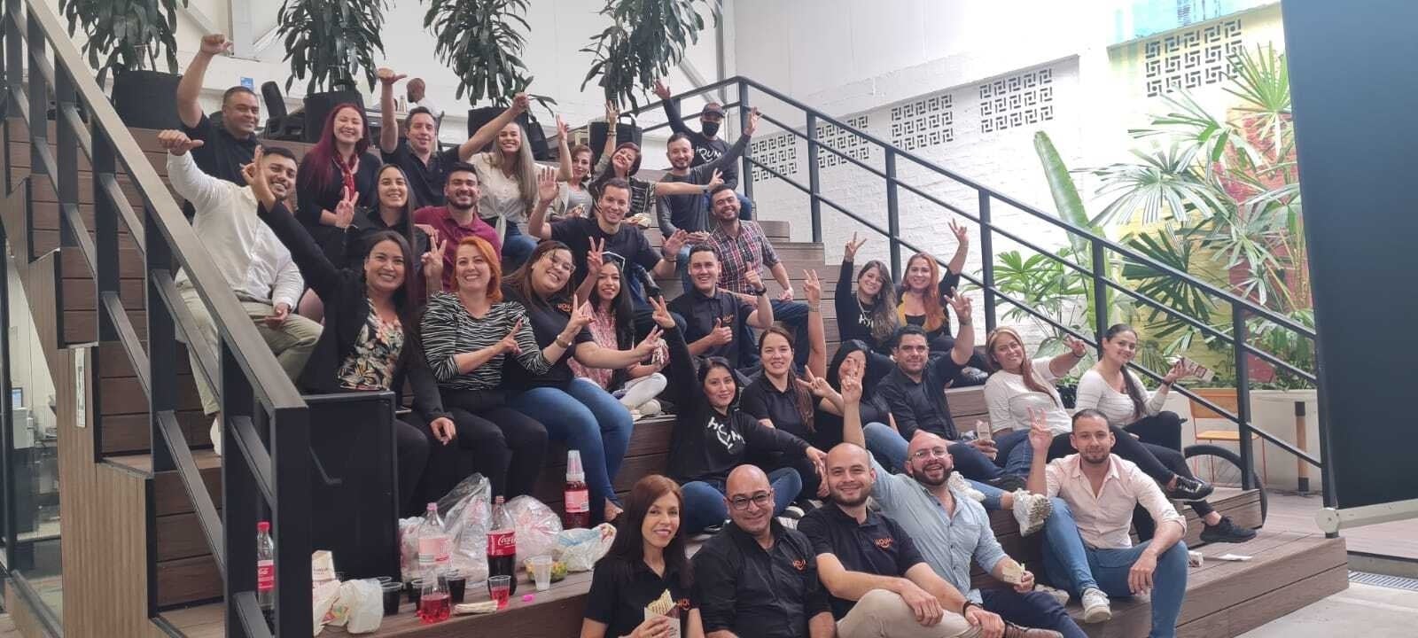 Equipo de Houm celebrando el crecimiento